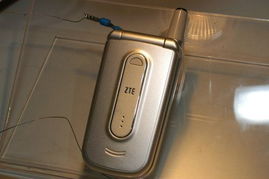 中興亮相2004年中國國際通信設備技術展，展示最新系列手機圖片引領通信新風尚